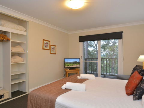 Villa De Saran Located Within Cypress Lakes - Accommodation NT 1