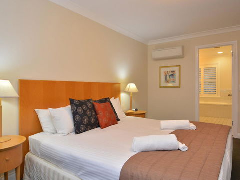 Villa De Saran Located Within Cypress Lakes - Accommodation NT 5