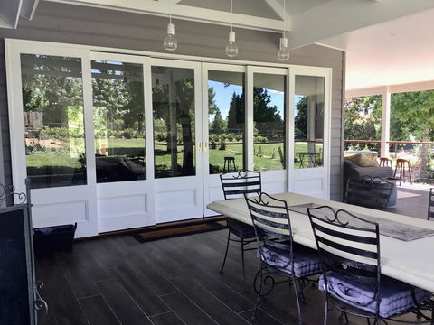 Chanticleer Gardens Barn Cottage With A Pool - Accommodation NT 3