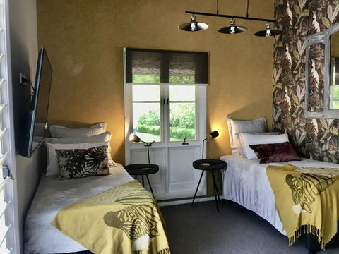 Chanticleer Gardens Barn Cottage With A Pool - Accommodation NT 6