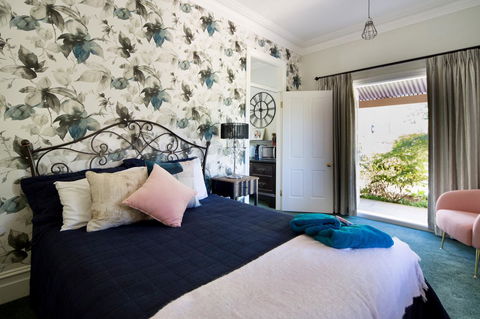 Chanticleer Gardens Barn Cottage With A Pool - Accommodation NT 35