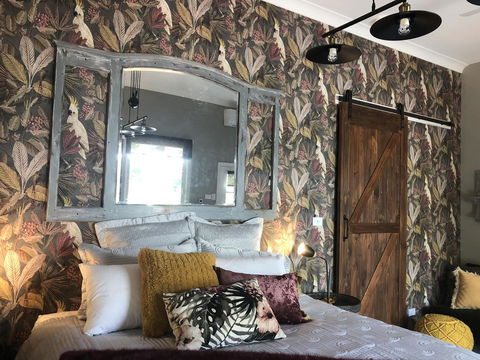 Chanticleer Gardens Barn Cottage With A Pool - Accommodation NT 20