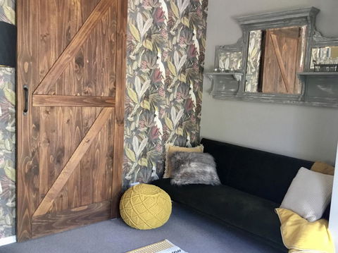 Chanticleer Gardens Barn Cottage With A Pool - Accommodation NT 7