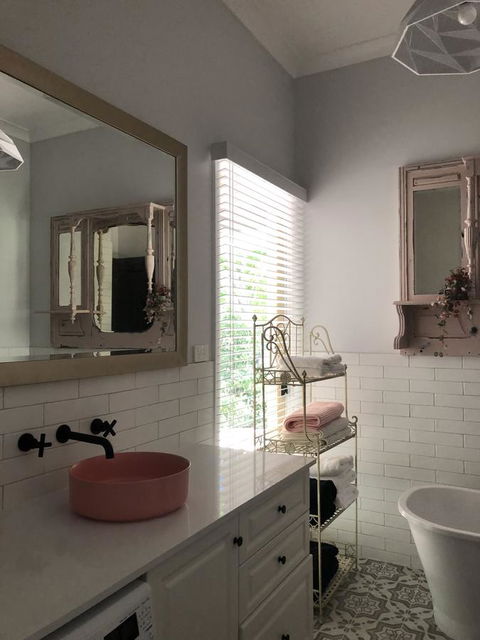 Chanticleer Gardens Barn Cottage With A Pool - Accommodation NT 33