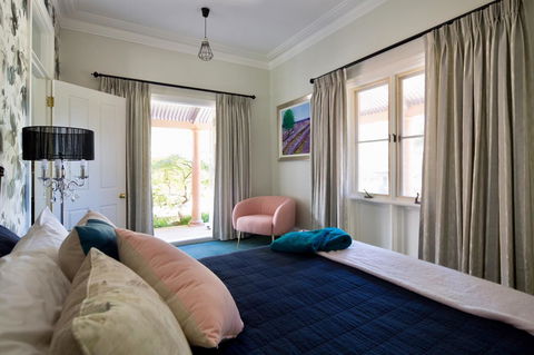 Chanticleer Gardens Barn Cottage With A Pool - Accommodation NT 36