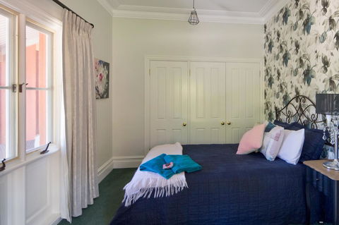 Chanticleer Gardens Barn Cottage With A Pool - Accommodation NT 40