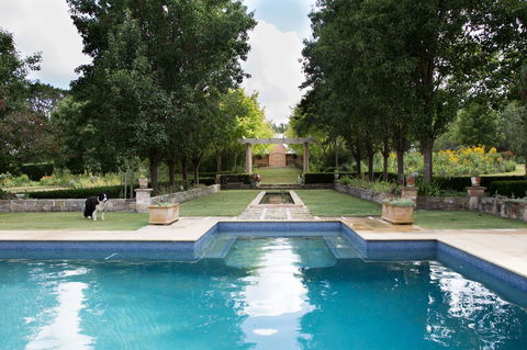 Chanticleer Gardens Barn Cottage With A Pool - Accommodation NT 15