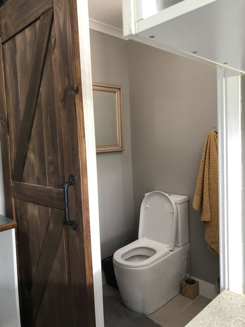 Chanticleer Gardens Barn Cottage With A Pool - Accommodation NT 21