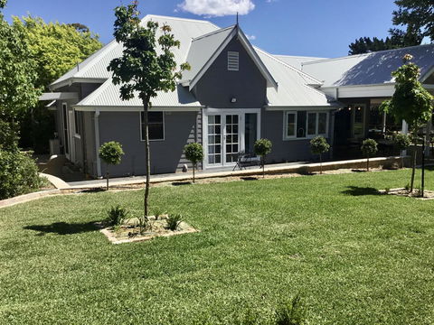 Chanticleer Gardens Barn Cottage With A Pool - Accommodation NT 9