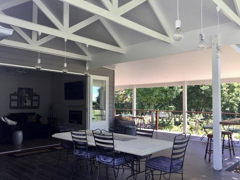 Chanticleer Gardens Barn Cottage With A Pool - Accommodation NT 11
