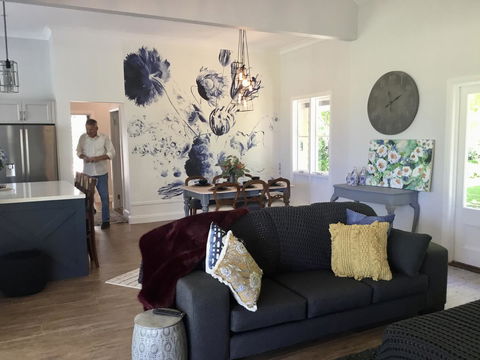 Chanticleer Gardens Barn Cottage With A Pool - Accommodation NT 13