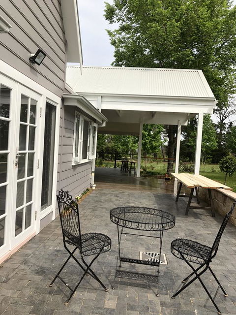 Chanticleer Gardens Barn Cottage With A Pool - Accommodation NT 25