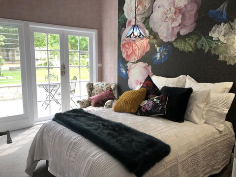 Chanticleer Gardens Barn Cottage With A Pool - Accommodation NT 0