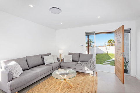 Modern Guest House - NT Tourism 1