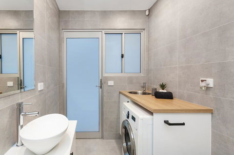 Modern Guest House - NT Tourism 9