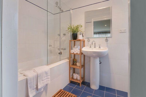 Mountainside B & B - Accommodation NT 5