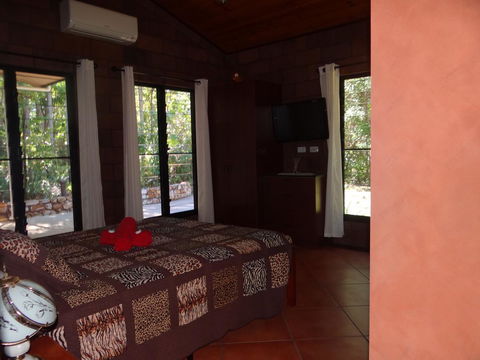 DARWIN'S SHADY ACRES RETREAT - Accommodation NT 38