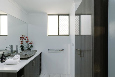 CitySide Apartment - 2 Bedroom With Private Courtyard - NT Tourism 21