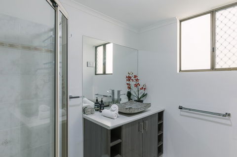 CitySide Apartment - 2 Bedroom With Private Courtyard - NT Tourism 16