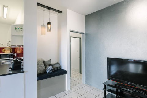CitySide Apartment - 2 Bedroom With Private Courtyard - NT Tourism 8