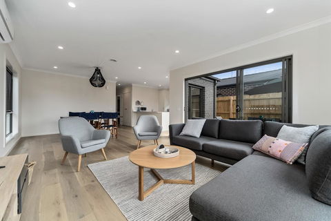 Brand New And Beautiful - Rosebud Holiday Home - NT Tourism 0