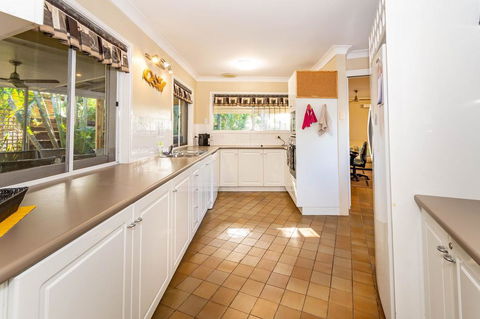 Bribie Beach House, Waterfront Directly Across The Road - Solander Esp, Banksia Beach - NT Tourism 2