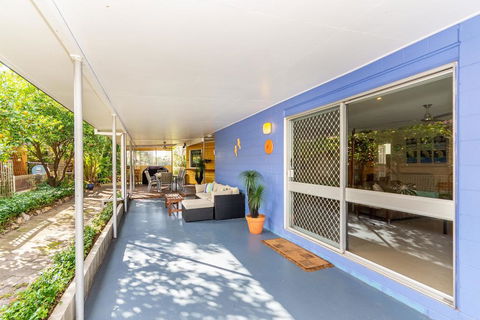 Bribie Beach House, Waterfront Directly Across The Road - Solander Esp, Banksia Beach - NT Tourism 3