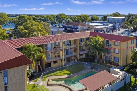Bribie Beach King Bed Unit Overlooking Pool - NT Tourism 1