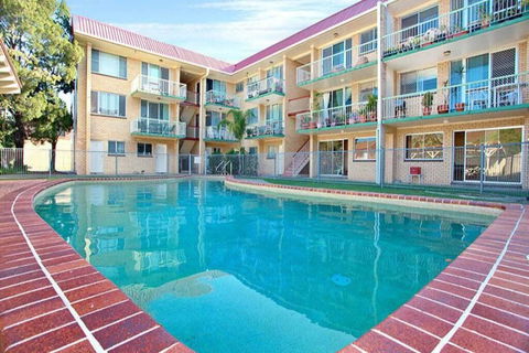 Bribie Beach King Bed Unit Overlooking Pool - NT Tourism 0
