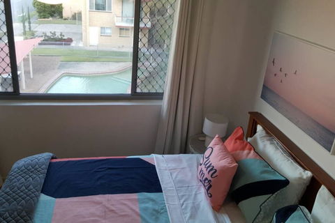 Bribie Beach King Bed Unit Overlooking Pool - NT Tourism 3