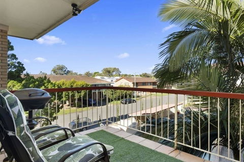 Bribie Beach King Bed Unit Overlooking Pool - NT Tourism 2