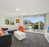 Bridge and Sails - Views of the Bridge and Opera House from this Executive 2BR Apartment in Darlinghurst - Accommodation NT