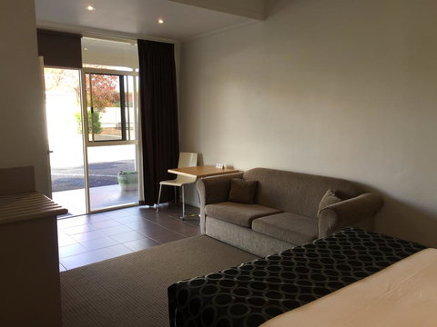 Burkes Hotel Motel - Accommodation NT 2