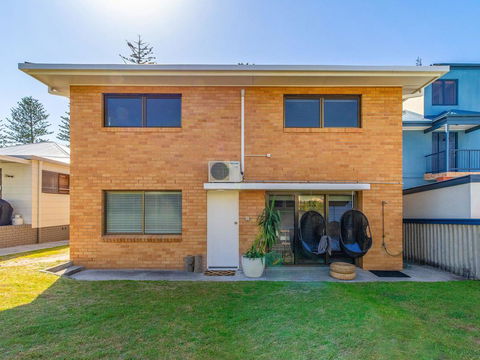 Burleigh Unit 2 -28 Clarence Street - Opposite Main Beach. - Accommodation NT 1