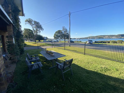 By The Lake - Lake Macquarie - NT Tourism 0