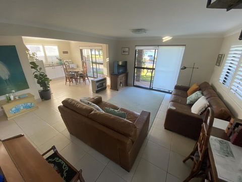 By The Lake - Lake Macquarie - NT Tourism 1