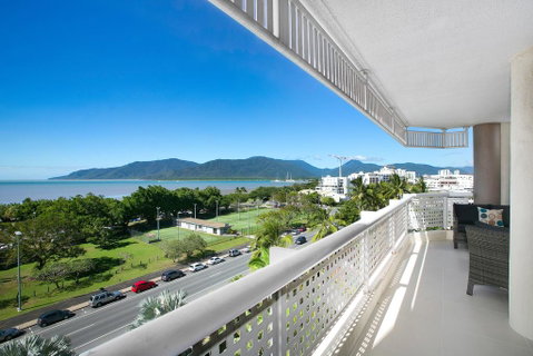 Cairns Luxury Seafront Apartment - Accommodation NT 2