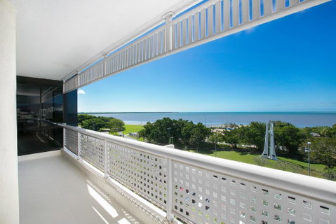 Cairns Luxury Waterfront Apartment - Accommodation NT 2