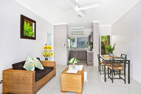 Cairns Reef Retreat - NT Tourism 0