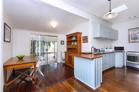 Camellia Cottage - PET FRIENDLY - Kwinana - Accommodation NT 3