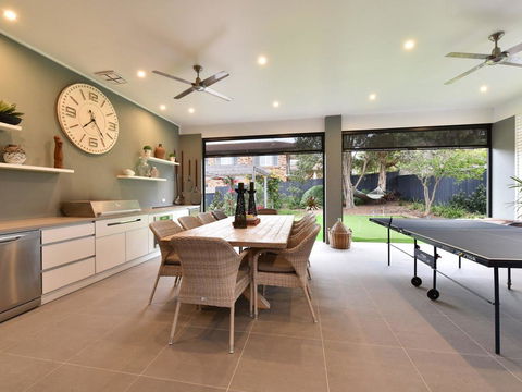 Caves Luxury Beachside Escape - Literally Across The Road From Surf Club - Accommodation NT 2