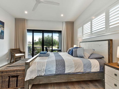 Caves Luxury Beachside Escape - Literally Across The Road From Surf Club - Accommodation NT 3