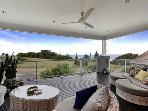 Caves Luxury Beachside Escape - Literally Across The Road From Surf Club - Accommodation NT 0