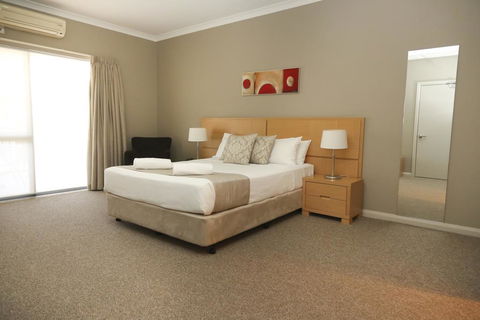 Centrepoint Apartments Griffith - Accommodation NT 1
