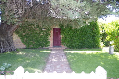 Charlottes Cottage - NT Tourism 0