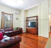 Charming Characterful Rustic-style Home Near The Gabba