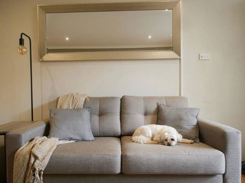 Chic, Pet Friendly & 500m To The Beach W/ Parking - NT Tourism 1