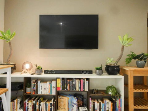 Chic, Pet Friendly & 500m To The Beach W/ Parking - NT Tourism 2