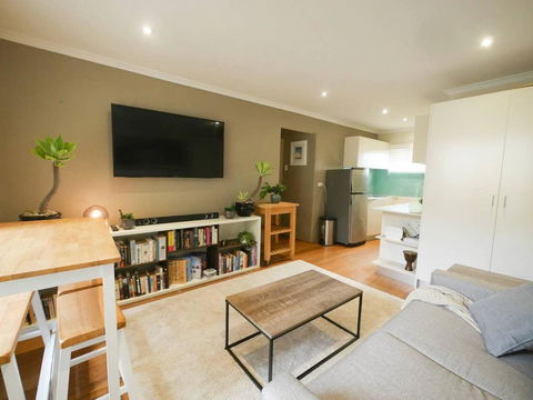 Chic, Pet Friendly & 500m To The Beach W/ Parking - NT Tourism 0