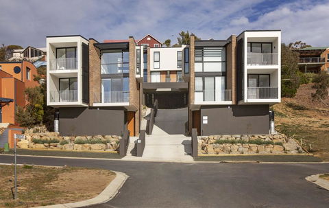Chilam 'B' - Sophisticated Style With Views To The Lake & Mountains - NT Tourism 0